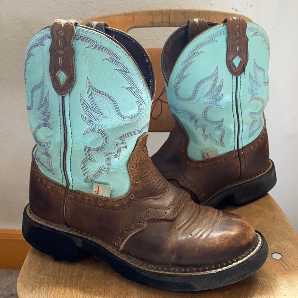 Justin Gypsy turquoise with ornate stitching! 6 1/2 B